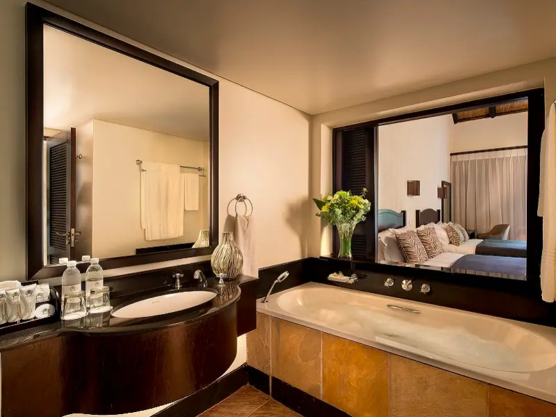 Bathroom at Bakubung Bush Lodge 