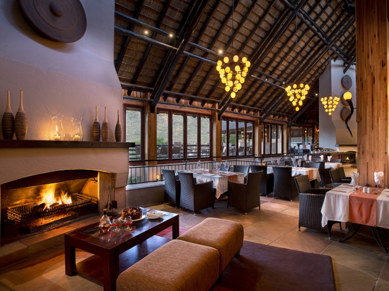 Inside of the restaurant at Kwa Maritane Bush Lodge 