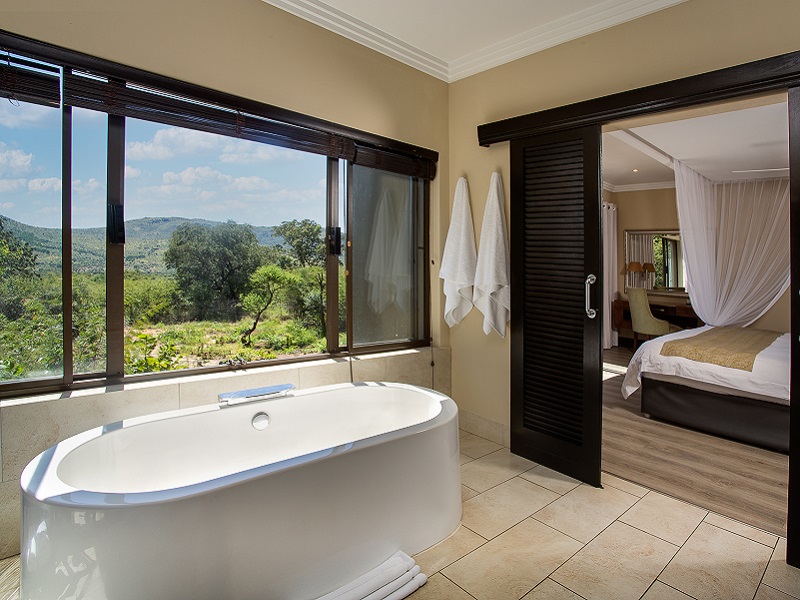 Bath overlooking the bush in Shepherd's Tree Game Lodge 
