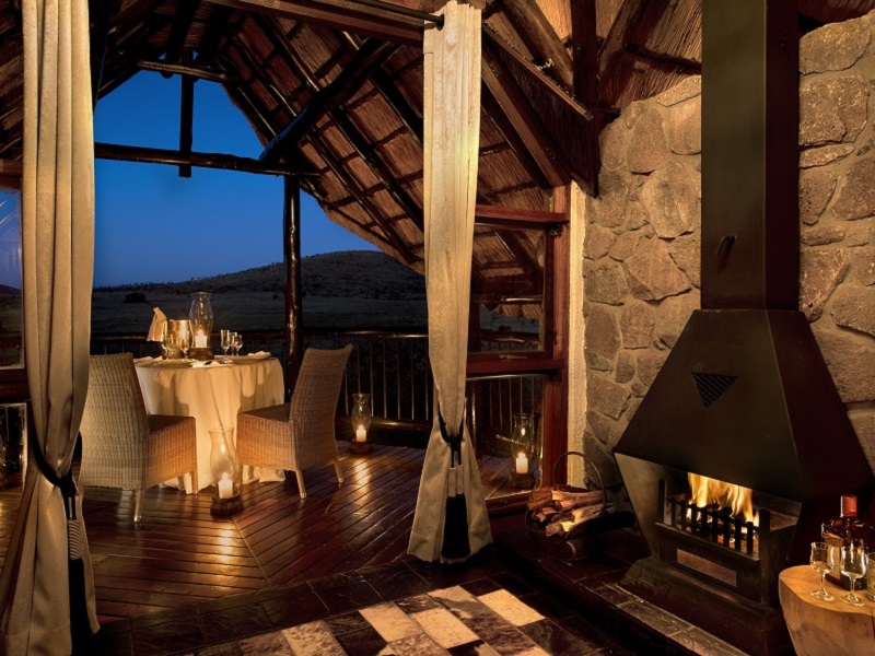 Balcony dining at Tshukudu Bush Lodge 